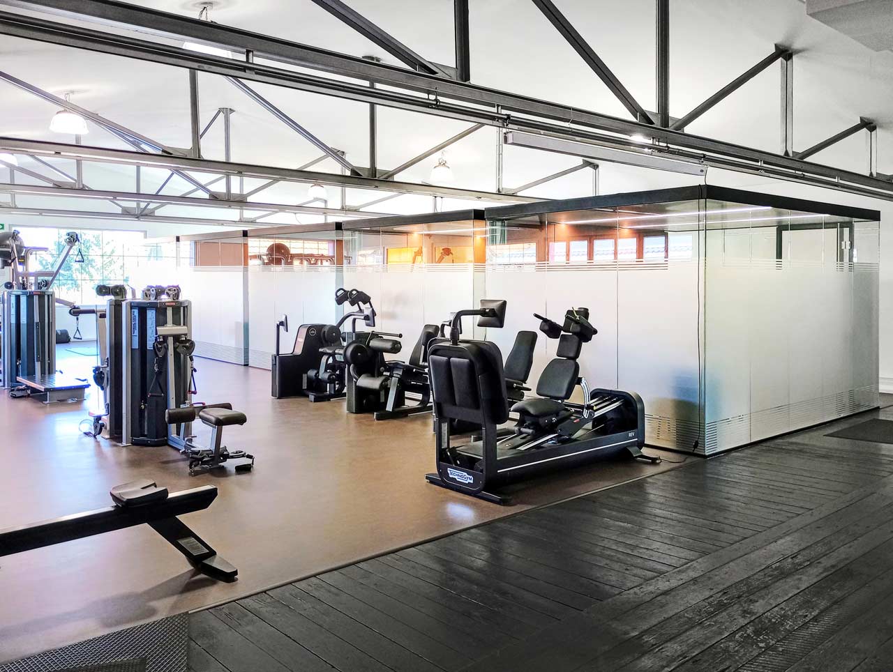 The training area in the foreground results from the hall construction. The treatment rooms in the background are simply placed on the surface.